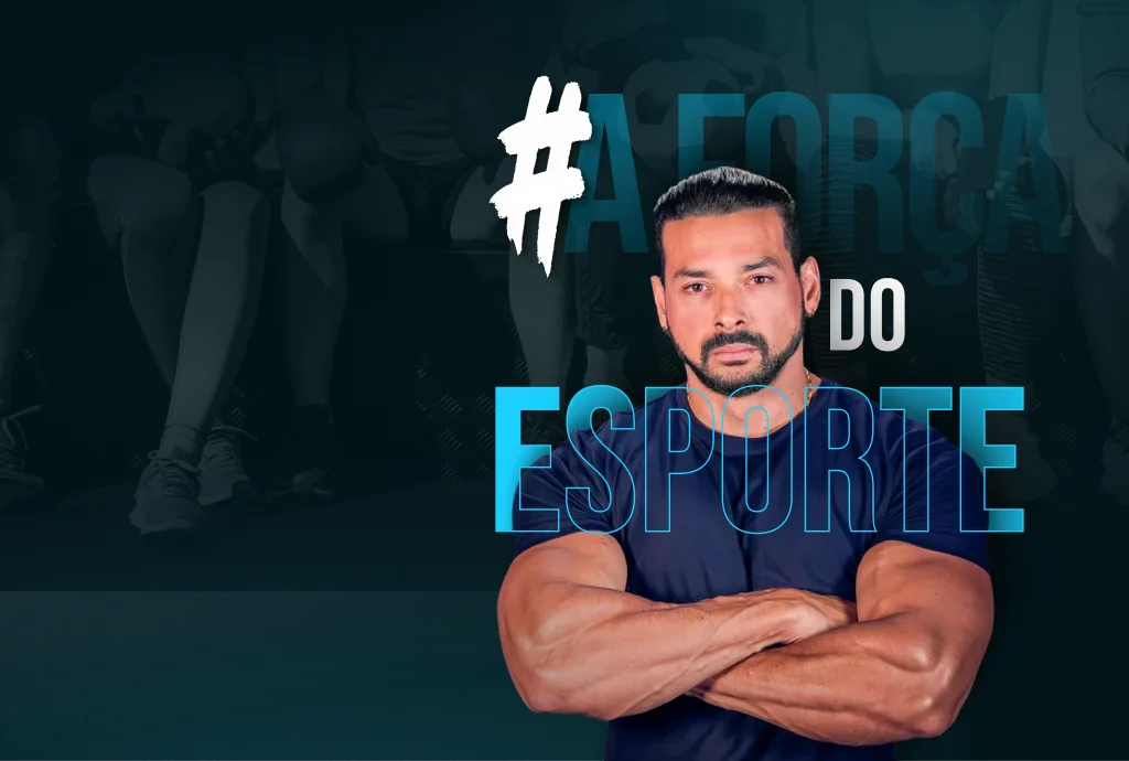 Felipe Franco, criador do movimento A Força do Esporte, de braços cruzados, com a palavra ESPORTE ao fundo